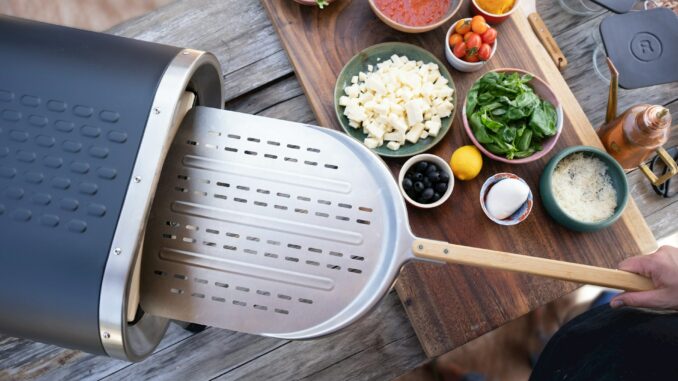 Kochen im Freien kann sehr rustikal sein, wie Grillen auf dem Feuer, oder sehr raffiniert mit einer Außenküche oder einem Pizzaofen